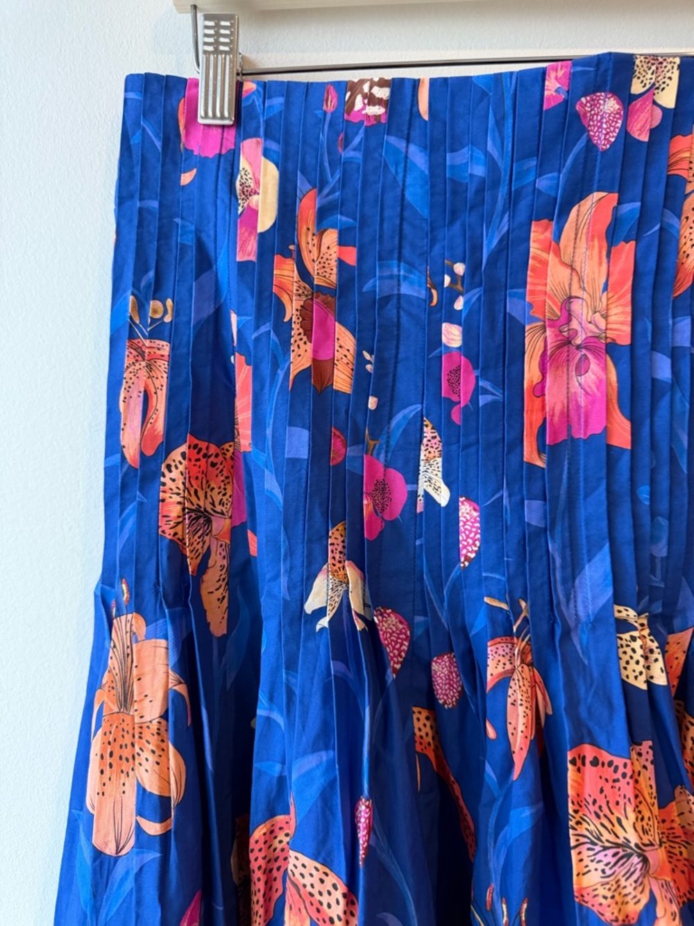 🆕 FARM Rio Blue Floral Pleated Midi Skirt with Orange Accents - Picture 4 of 6